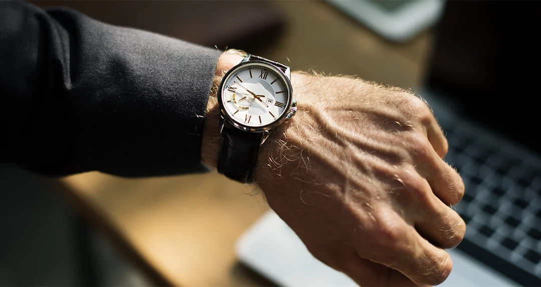 Aan welke hand draag je een horloge?